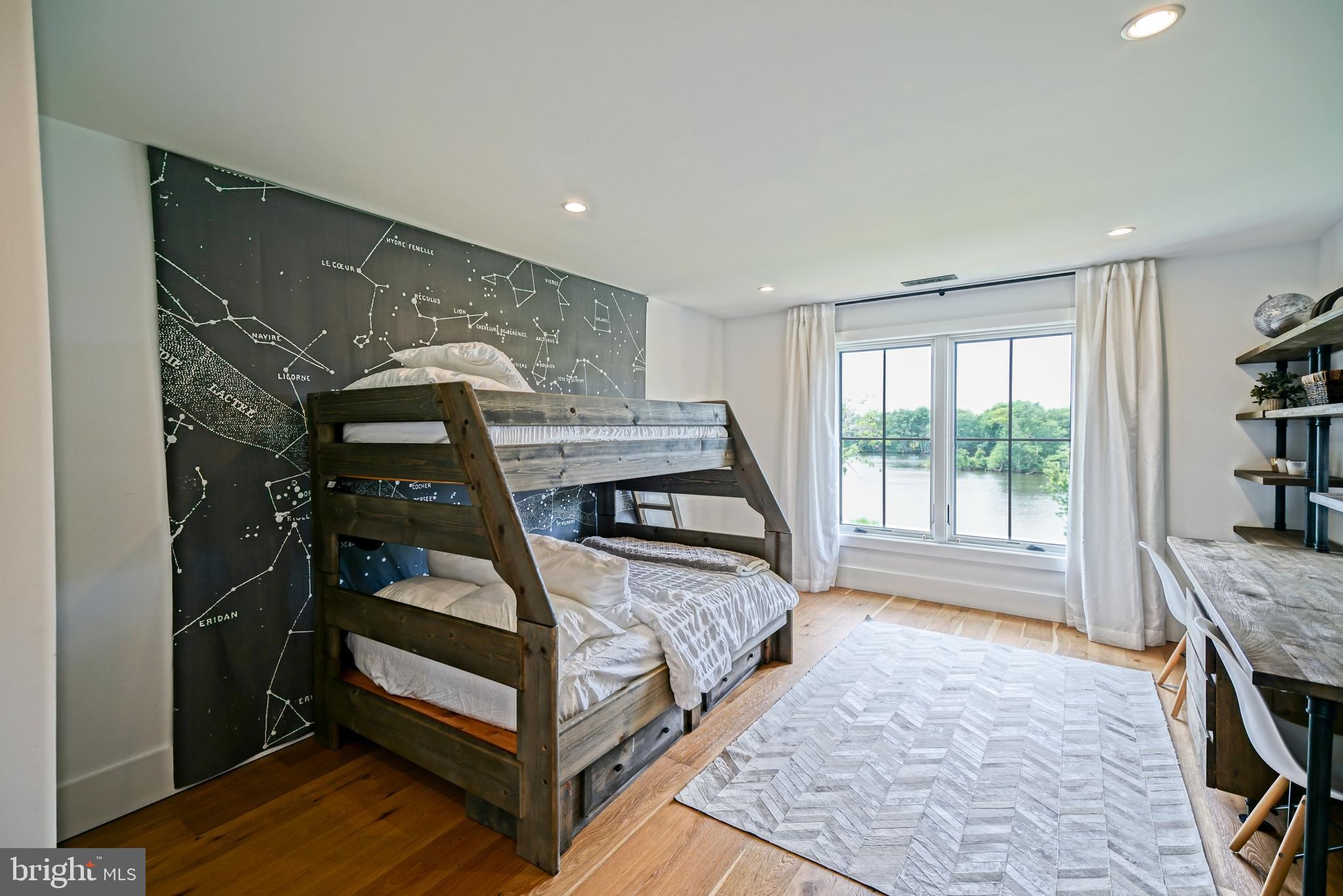 SHOWFIELD - Residential