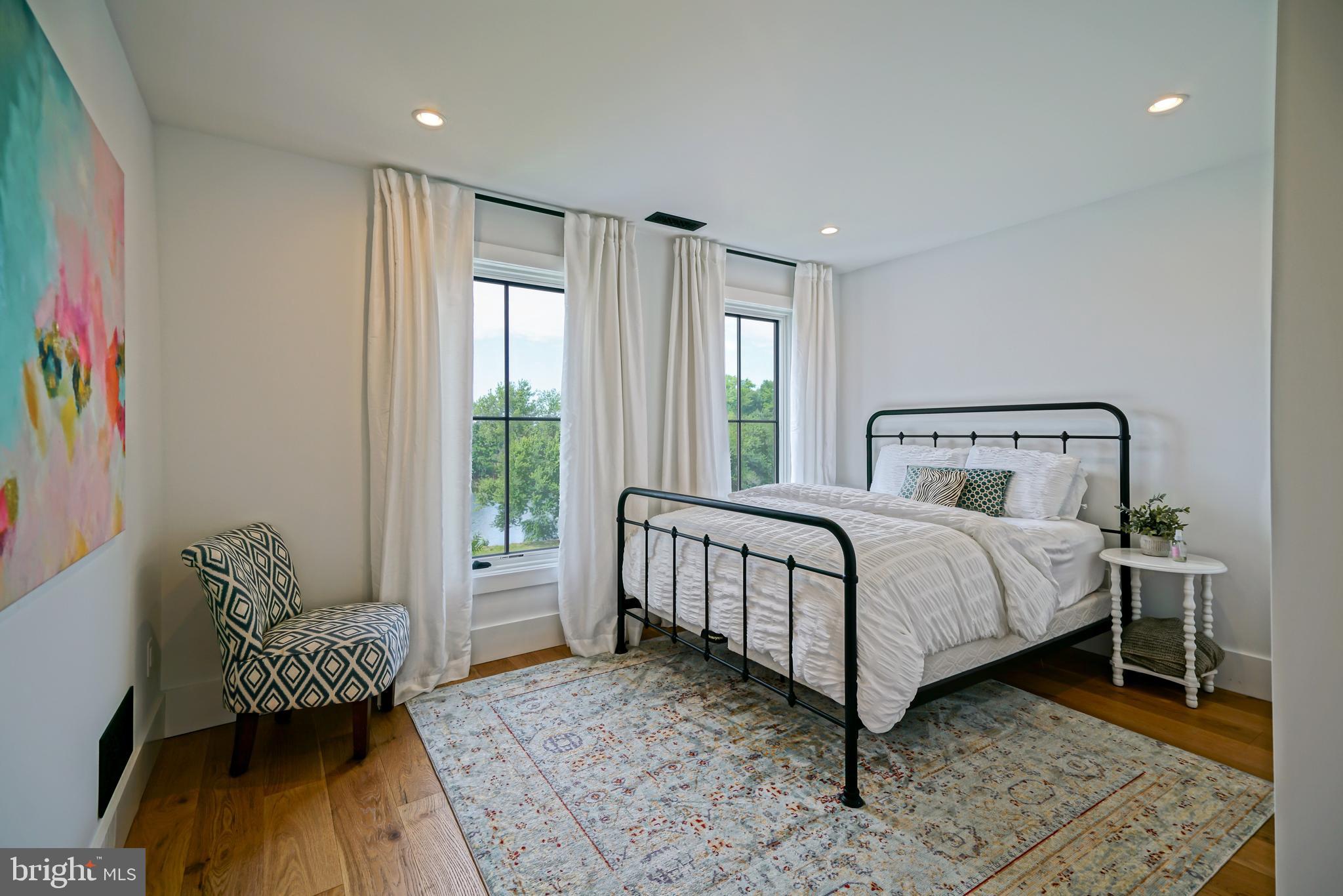 SHOWFIELD - Residential