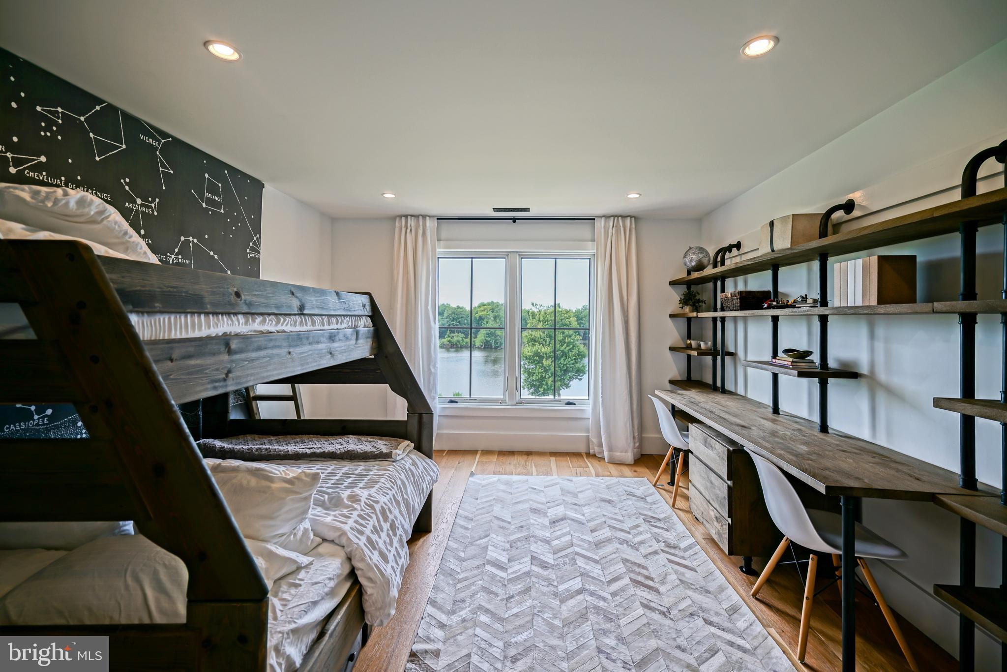 SHOWFIELD - Residential