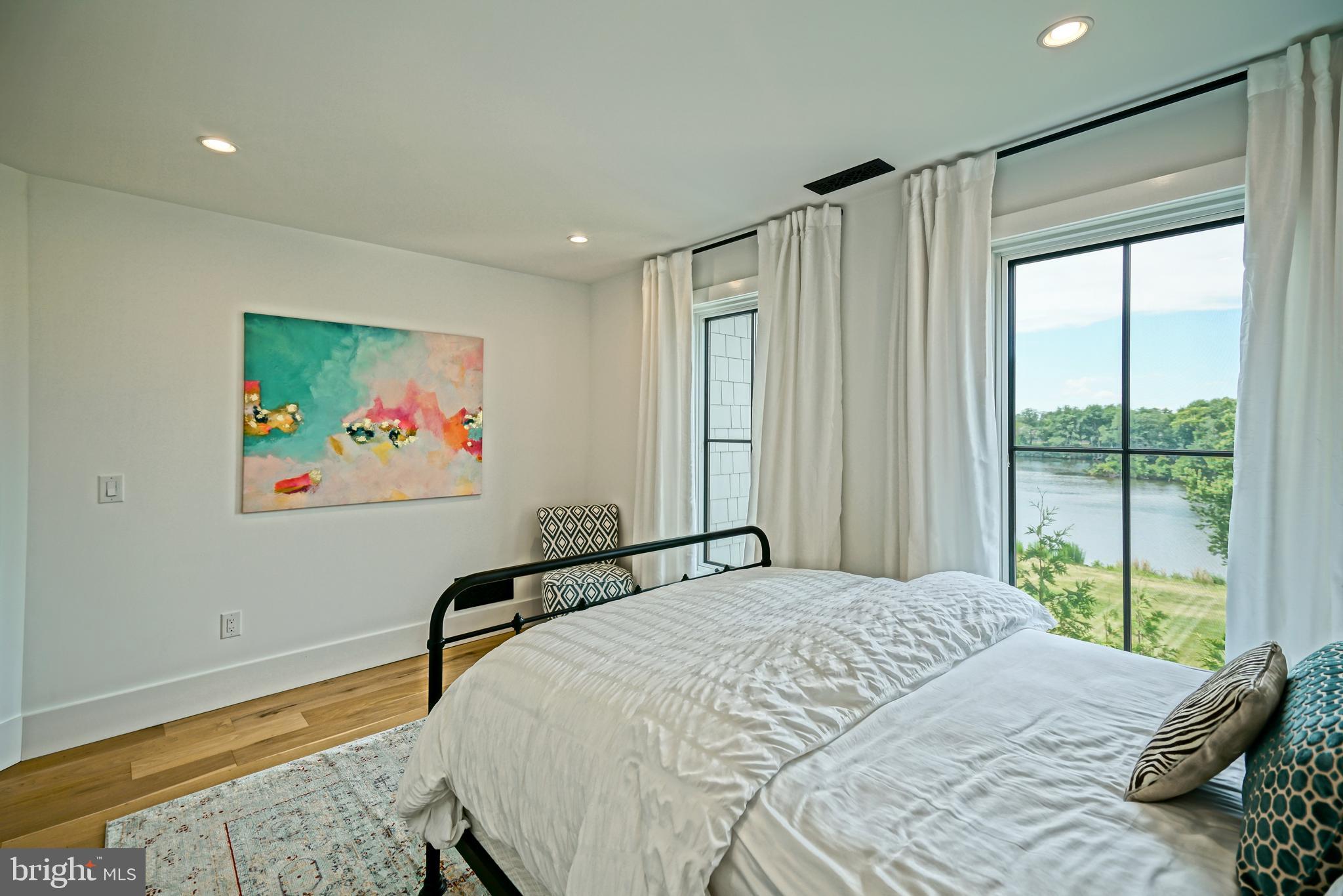 SHOWFIELD - Residential