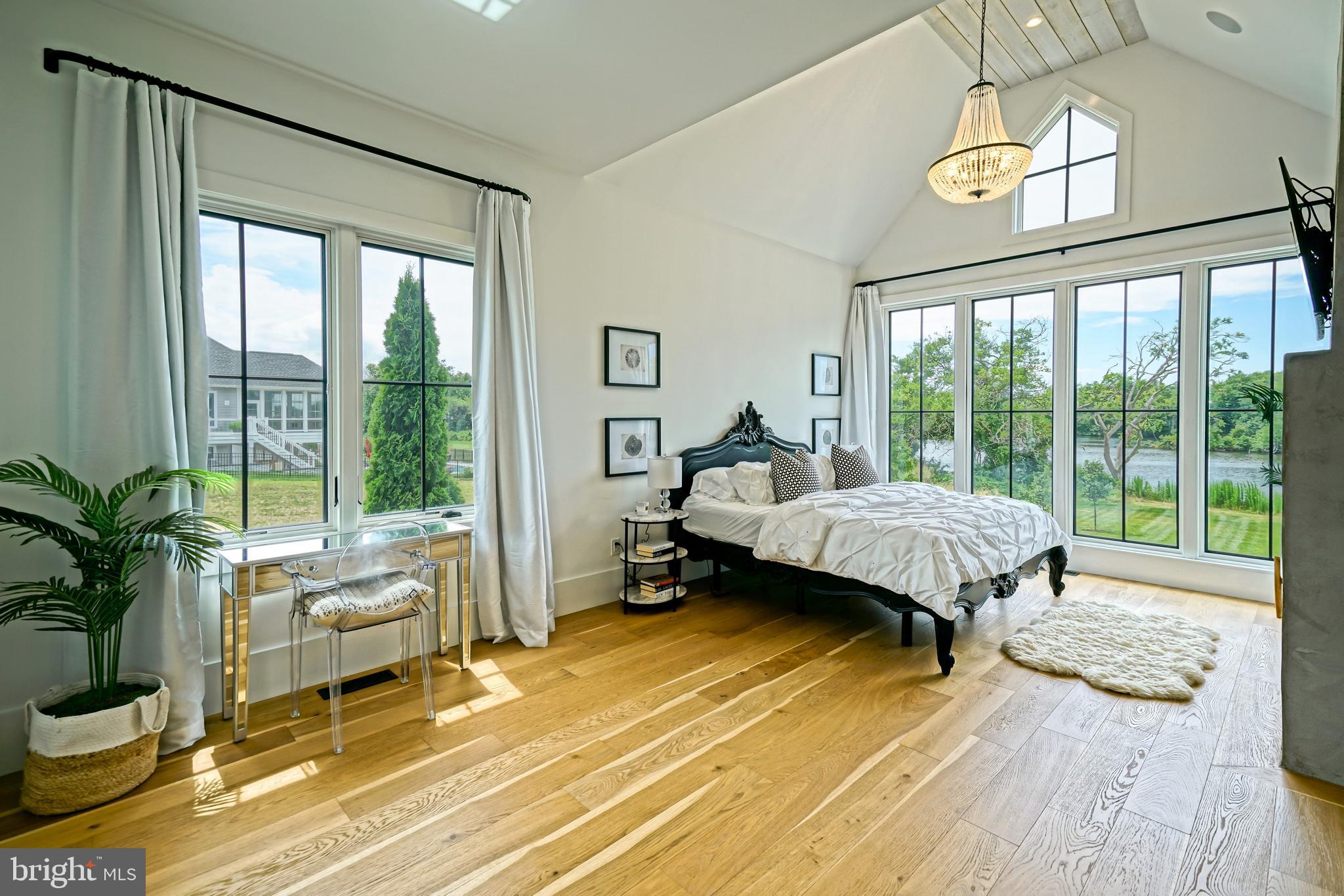 SHOWFIELD - Residential