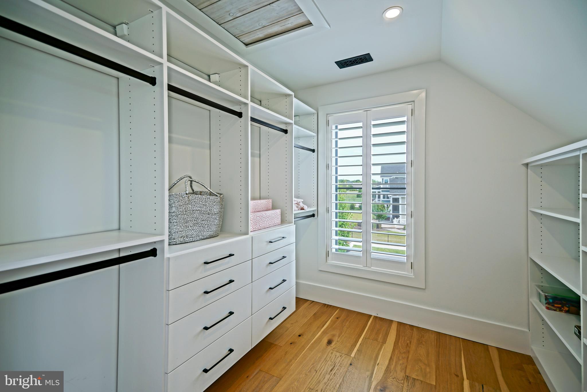 SHOWFIELD - Residential