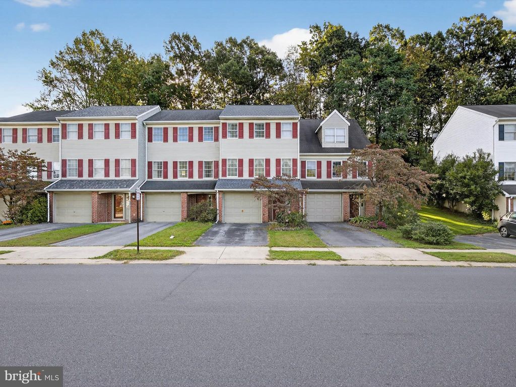 Photo of 427 Crosswinds Drive, LITITZ, PA 17543 (MLS # PALA2077290)