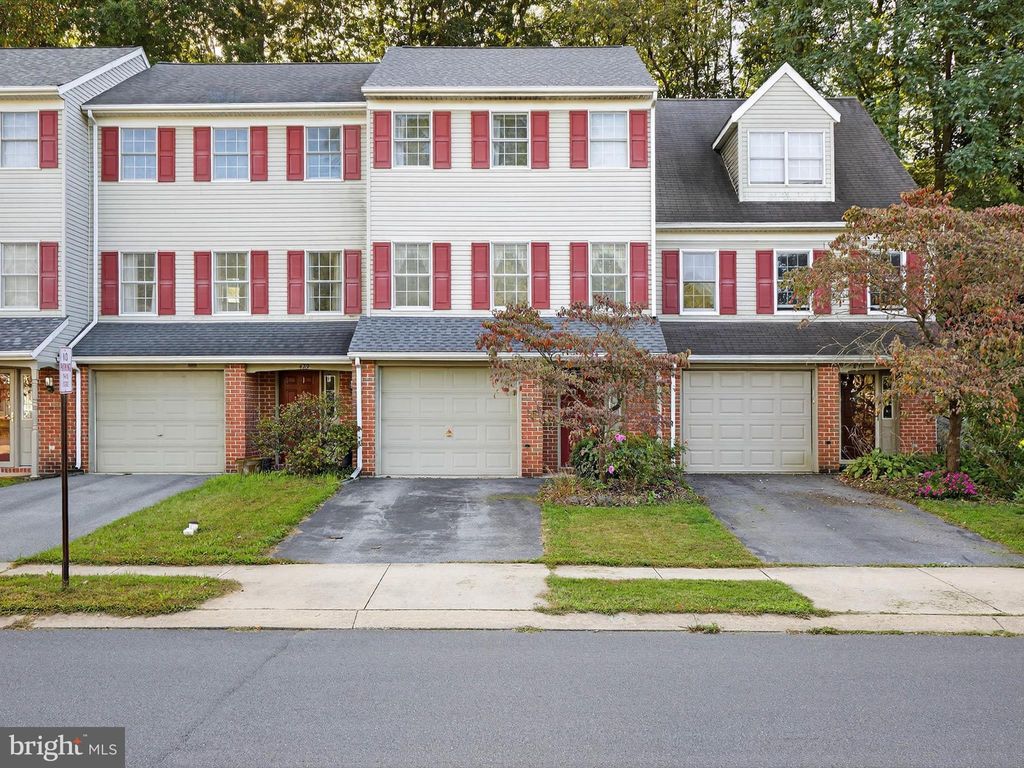 Photo of 427 Crosswinds Drive, LITITZ, PA 17543 (MLS # PALA2077290)