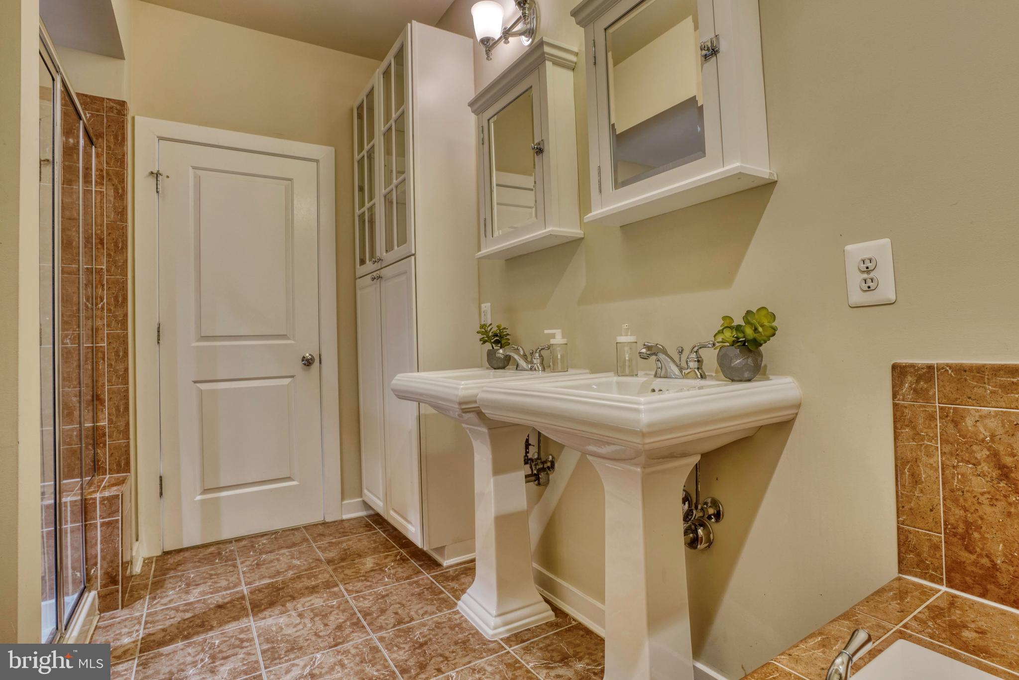 LOMBARD COURT - Residential