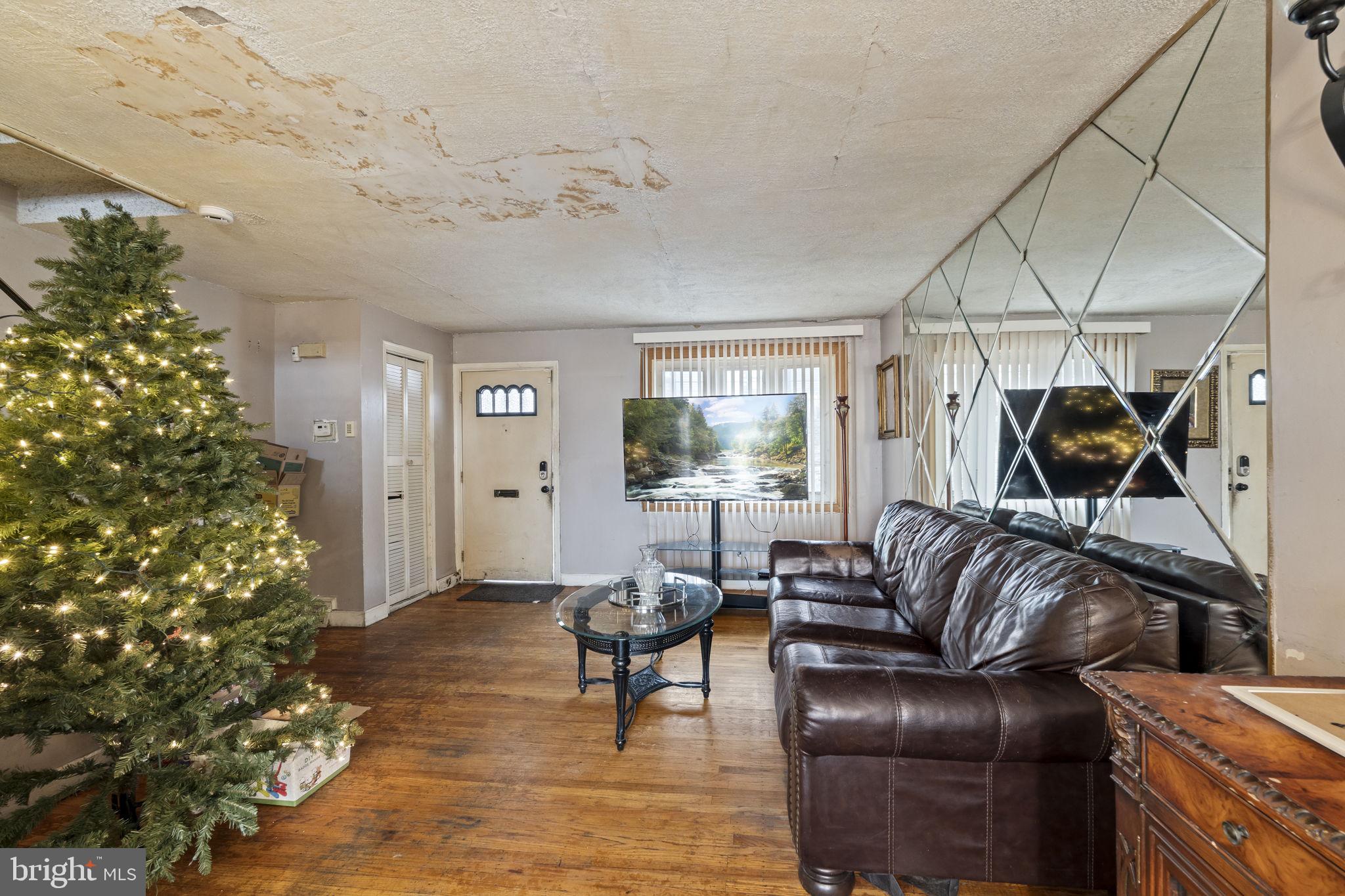 5919 N HUTCHINSON STREET