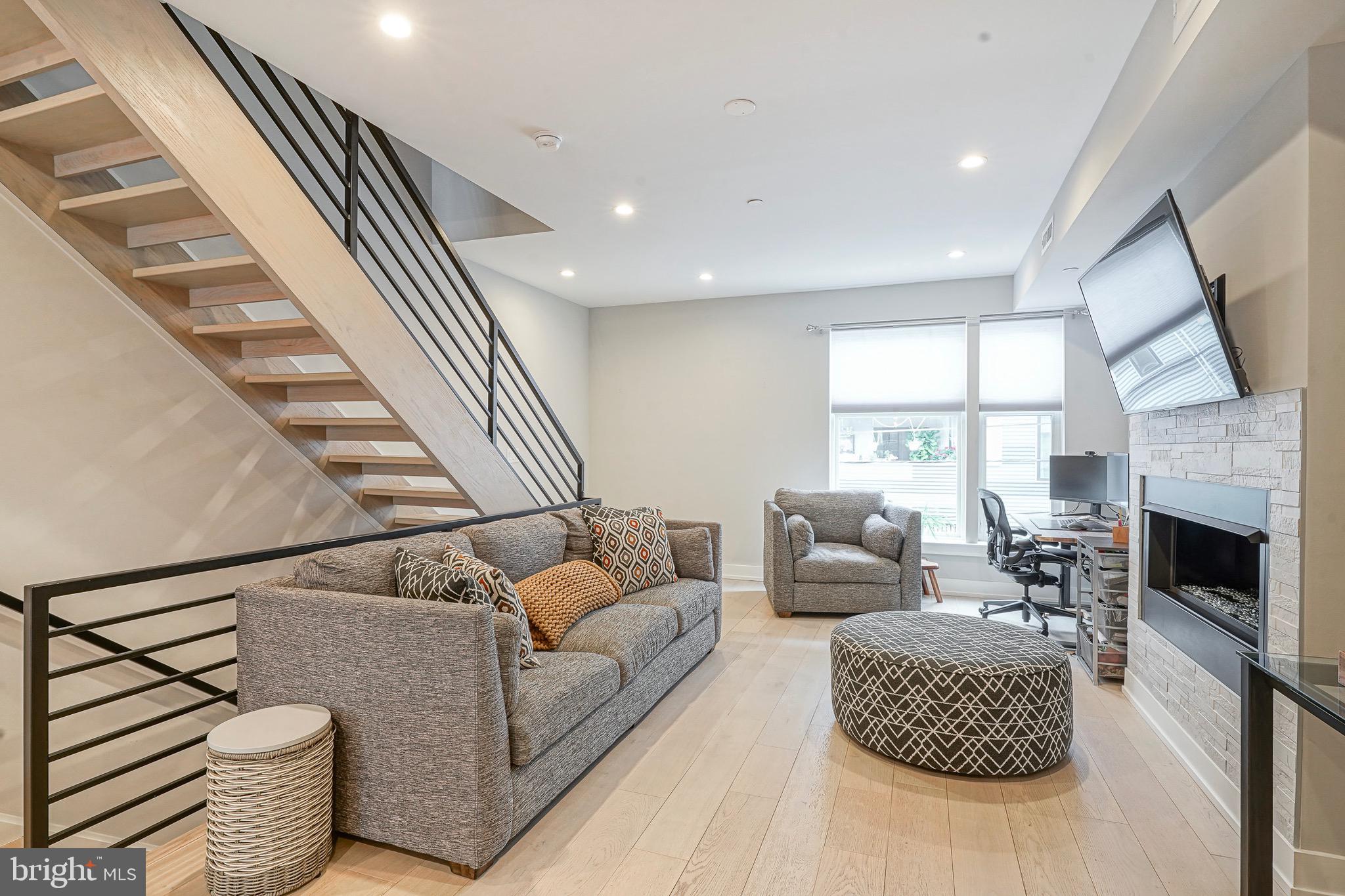 EAST KENSINGTON - Residential