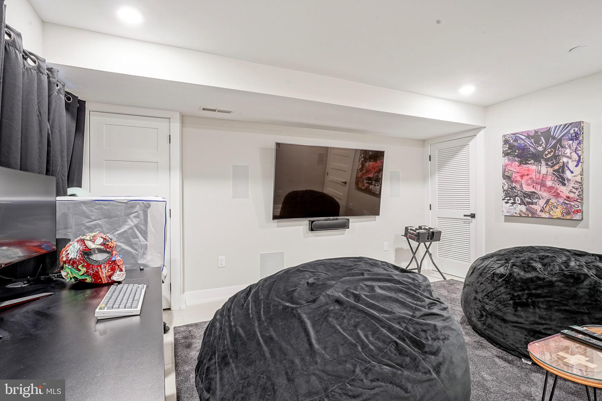 EAST KENSINGTON - Residential