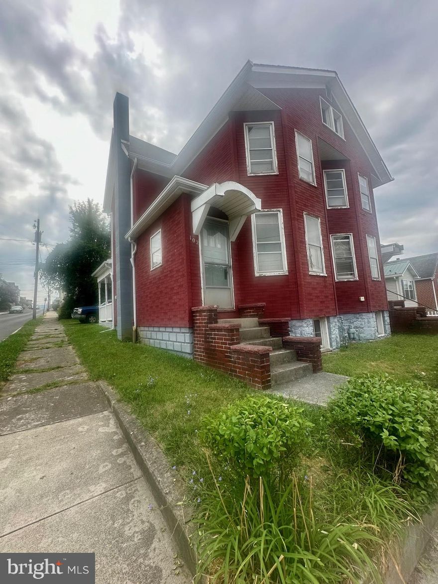 Both side of duplex, each unit is metered separately, water, electric and gas.