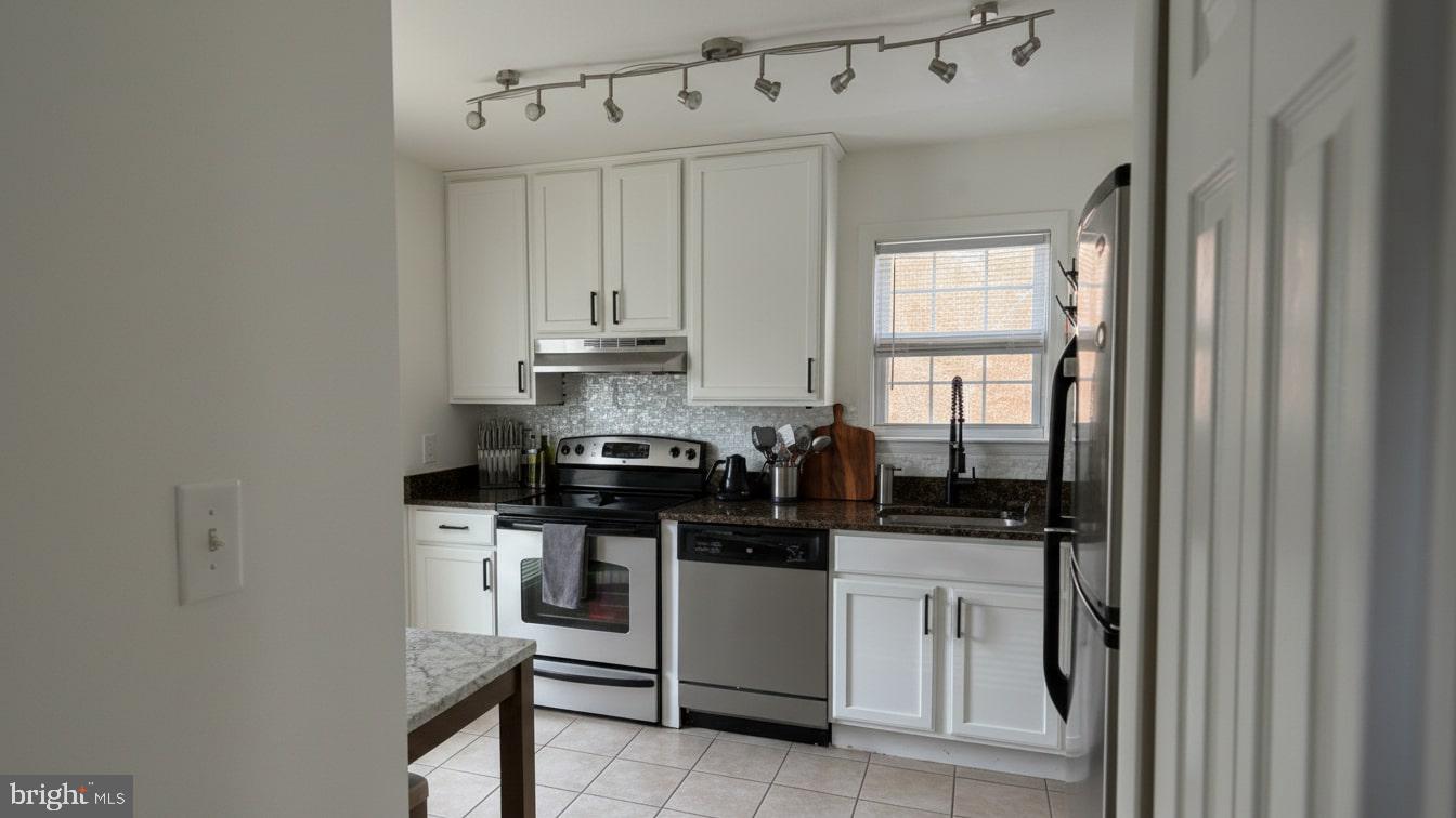 CROMWELL STATION - Residential Lease