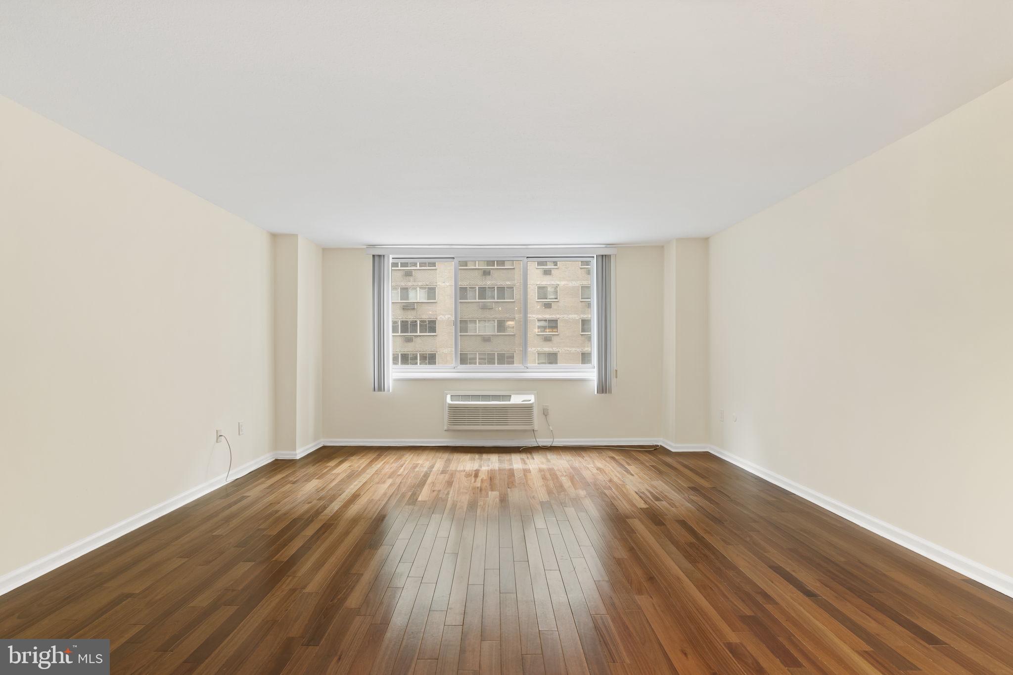 LOGAN SQUARE - Residential