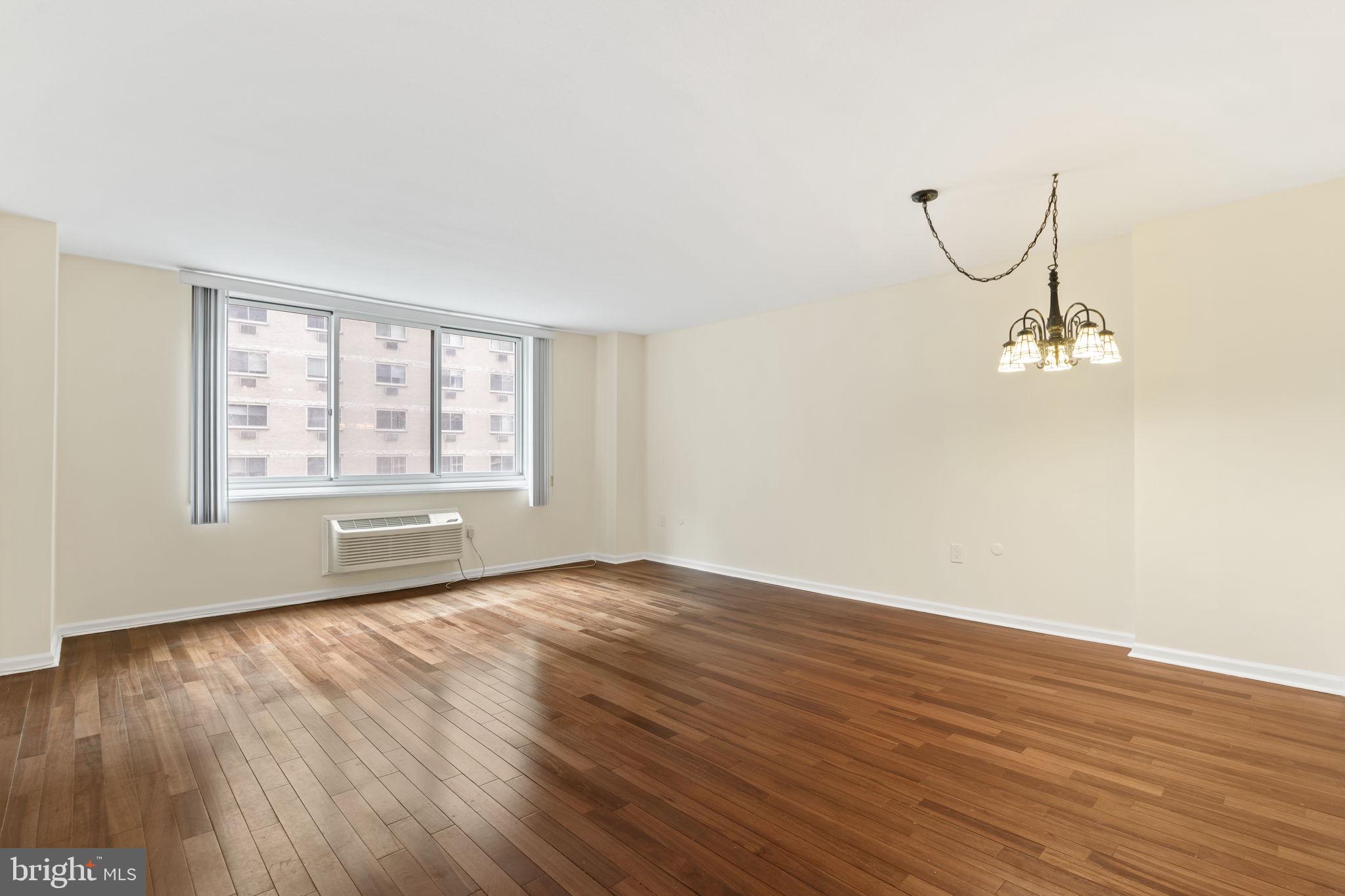 LOGAN SQUARE - Residential