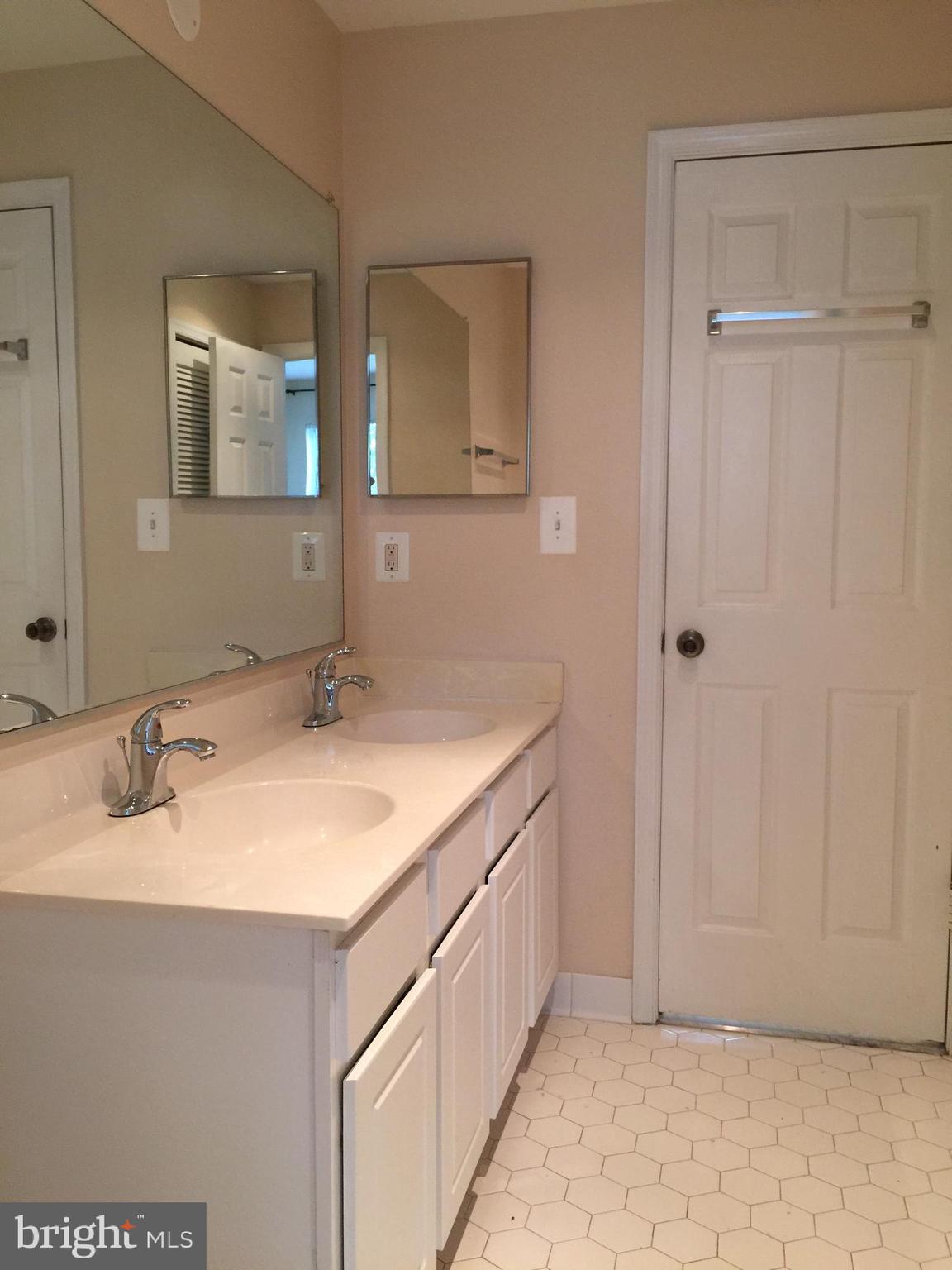 VISTAS AT WASHINGTONIAN WOODS - Residential Lease