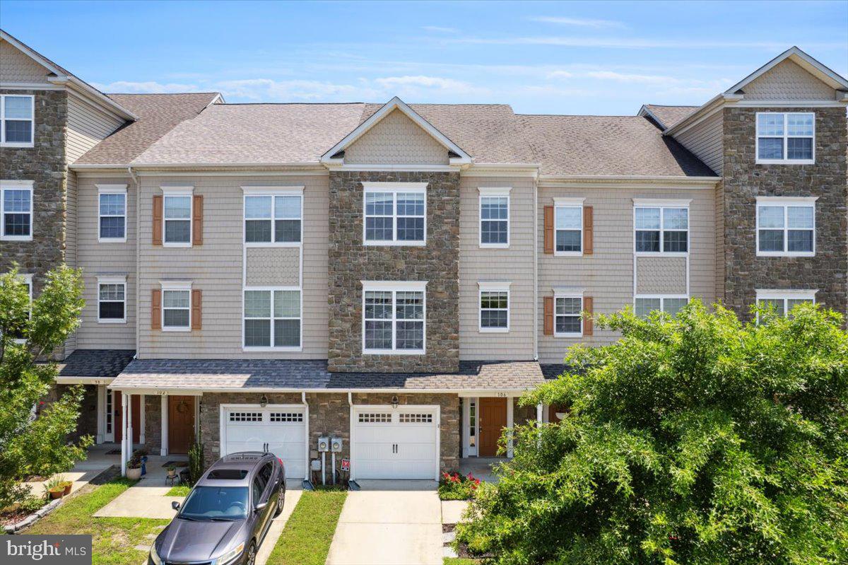 106 BACKSTRETCH WAY