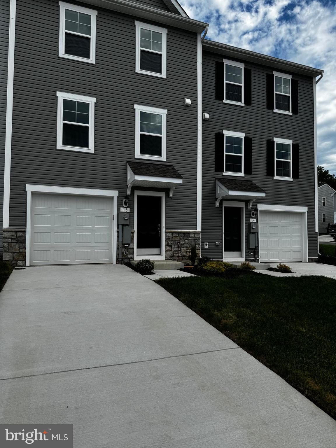 OVERLOOK AT RIVERSIDE TOWNHOMES - Residential Lease