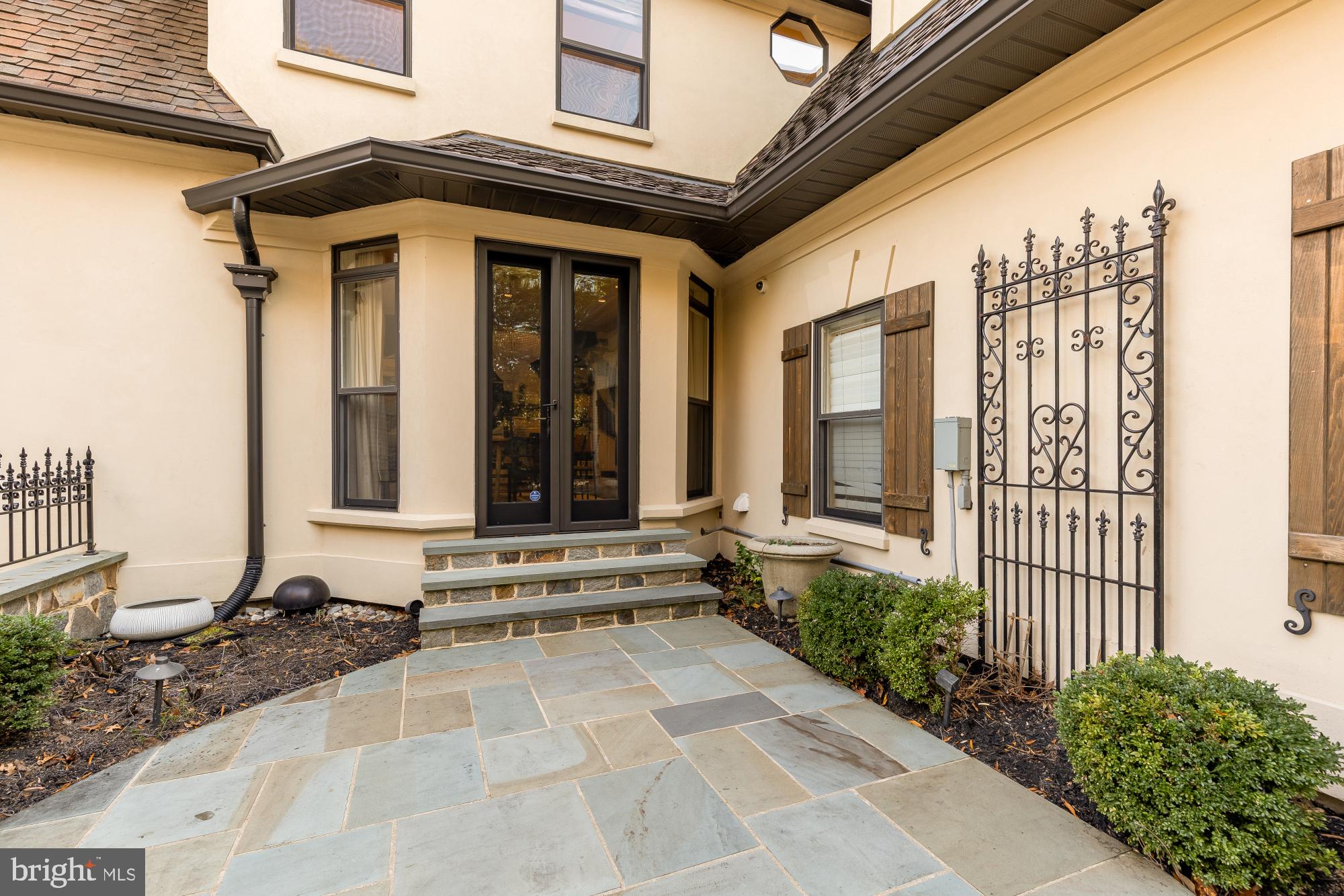 18 HAMBLETON COURT