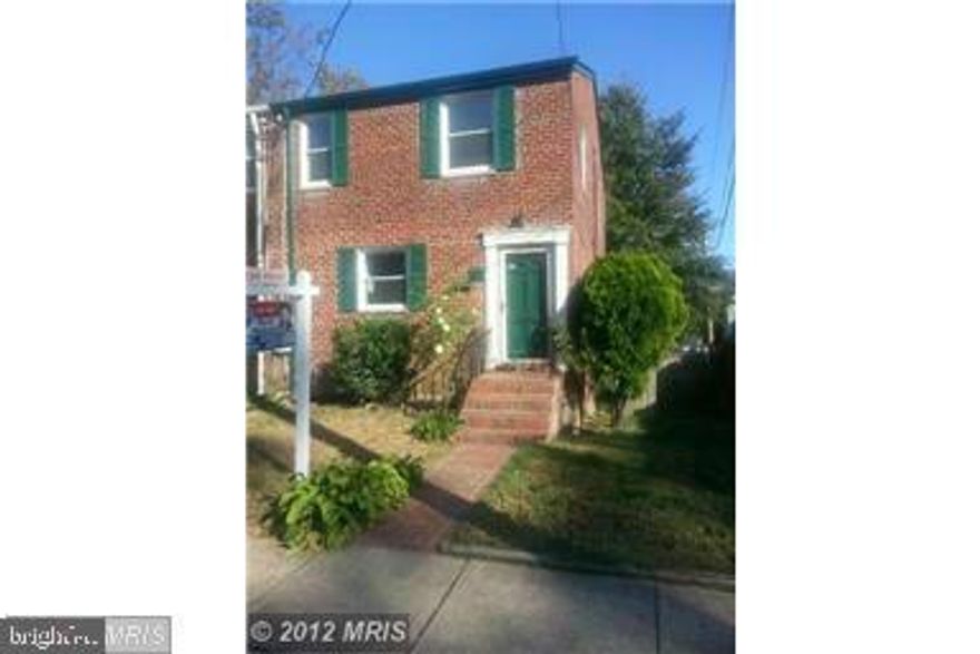 Wonderful End Unit Warwick Village home just steps to The Avenue with all it's shops and Many  Restaurants !  3 Levels and 1650 sqft of living space ! 3 Bedrooms 2 Full Baths !  Updated Kitchen ! New Refrigerator and New Gas Stove ! 3 Extra Windows with this End unit gives you great light ! Avail May 4th !  Walkout Lower Level to Patio and Fenced in Backyard ! Appt only due to tenants. Great home !