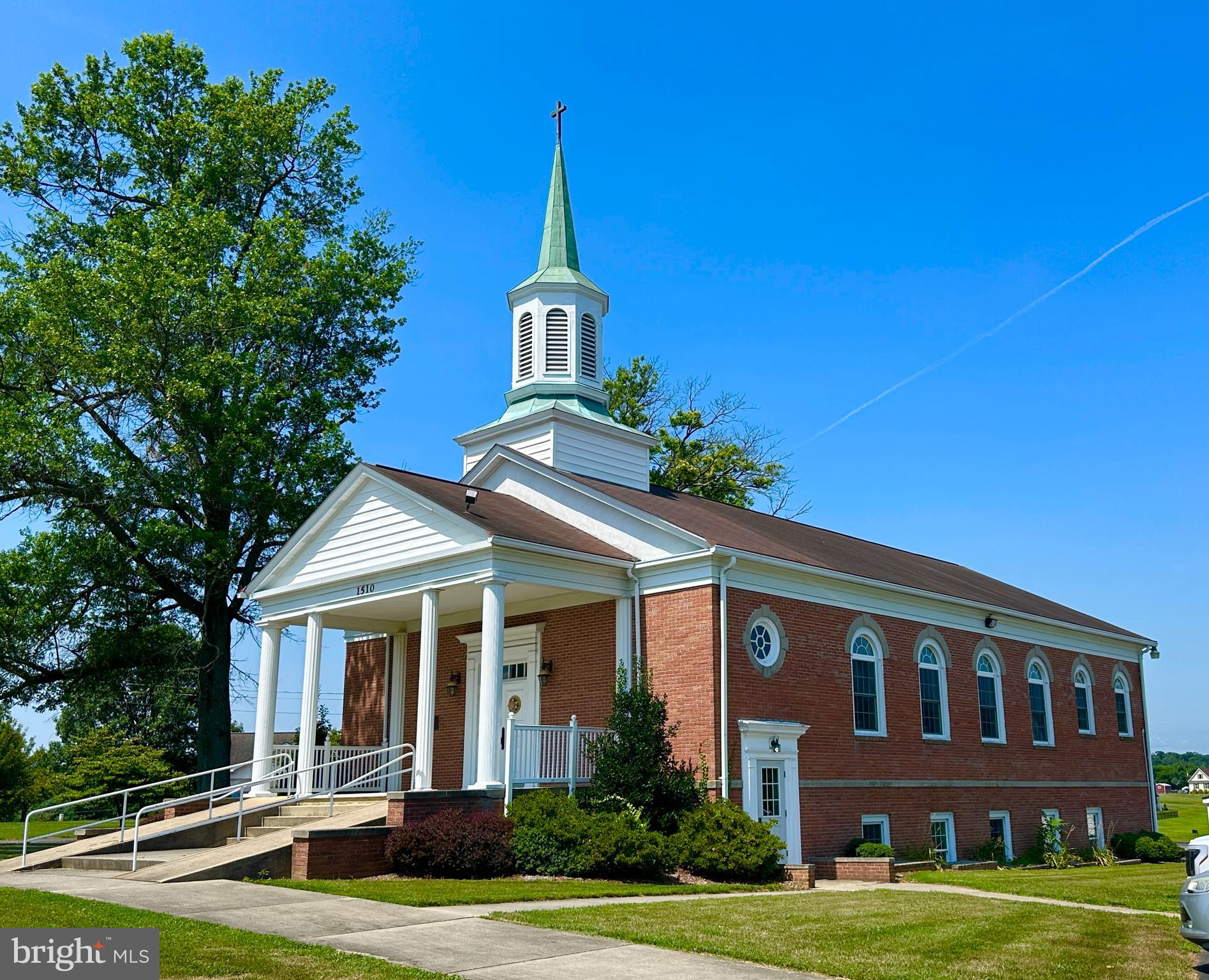 Main image without alt text