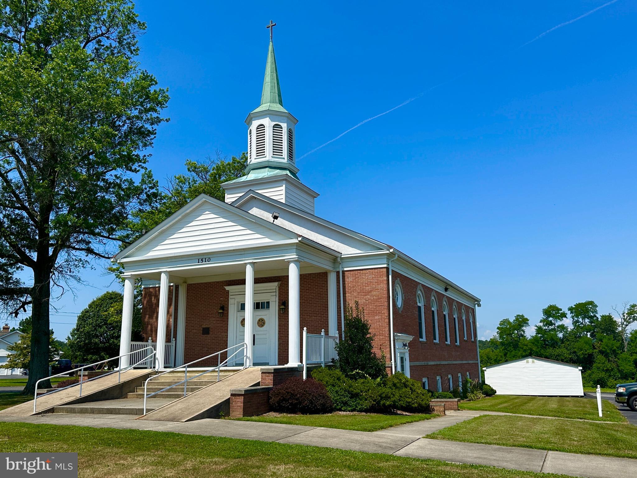 Main image without alt text