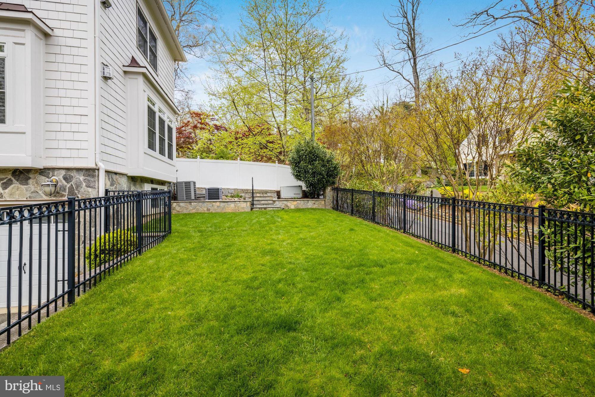 COUNTRY CLUB GROVE - Residential