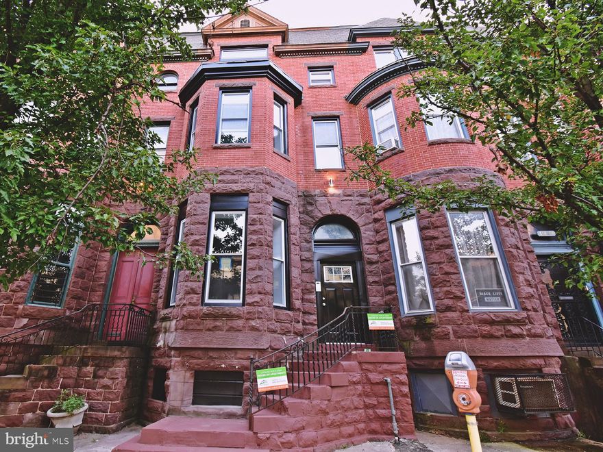 INCREDIBLE INVESTMENT OPPORTUNITY!
THIS METICULOUSLY RENOVATED 3-UNIT PROPERTY IS A PRIME CHOICE FOR SAVVY INVESTORS OR OWNER-OCCUPANTS SEEKING RENTAL INCOME. FEATURING ONE VACANT UNIT, IT PROVIDES THE FLEXIBILITY FOR A LIVE-AND-RENT STRATEGY OR CATERING TO THE NEEDS OF A REGULAR INVESTOR LOOKING TO MAXIMIZE CASH FLOW.

THE PROPERTY IS IN EXCELLENT CONDITION, ENSURING A HASSLE-FREE INVESTMENT. EACH UNIT BOASTS GRANITE COUNTERTOPS, WHITE SHAKER CABINETS, AND STAINLESS STEEL APPLIANCES, OFFERING MODERN AND STYLISH LIVING. ADDITIONALLY, TWO PARKING SPACES IN THE REAR AND BASEMENT ADD TO THE CONVENIENCE AND APPEAL OF THIS RESIDENCE.

TAKE ADVANTAGE OF THIS RARE OPPORTUNITY TO OWN A WELL-MAINTAINED, INCOME-GENERATING PROPERTY. CONTACT US NOW FOR MORE INFORMATION AND TO SCHEDULE A VIEWING.