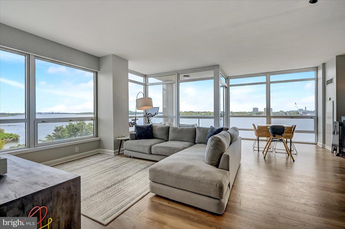 WATERFRONT SQUARE - Residential
