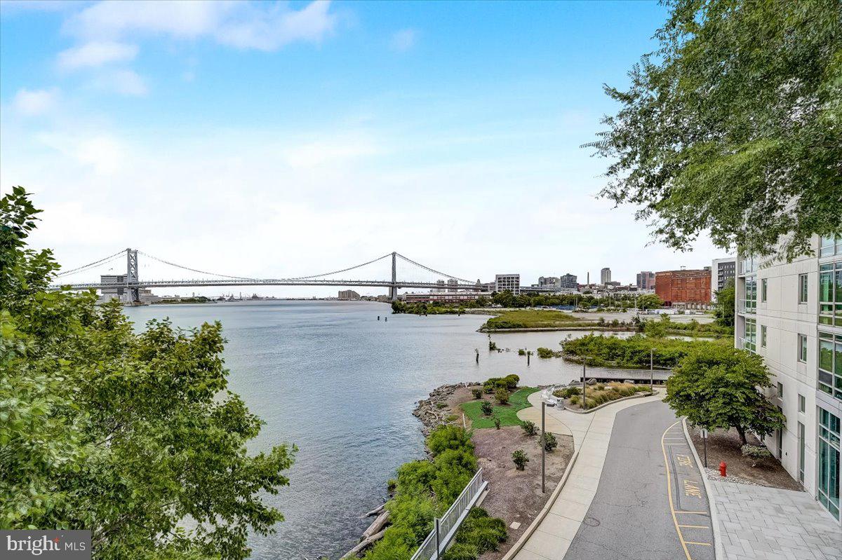 WATERFRONT SQUARE - Residential