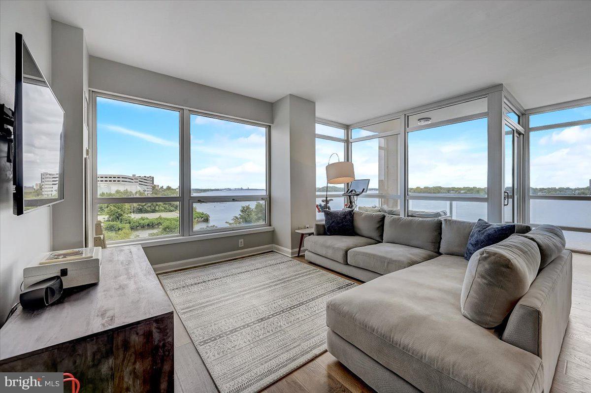 WATERFRONT SQUARE - Residential