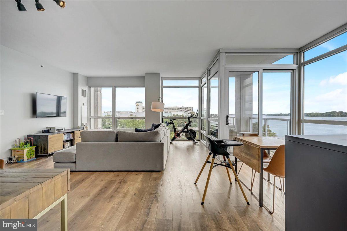 WATERFRONT SQUARE - Residential