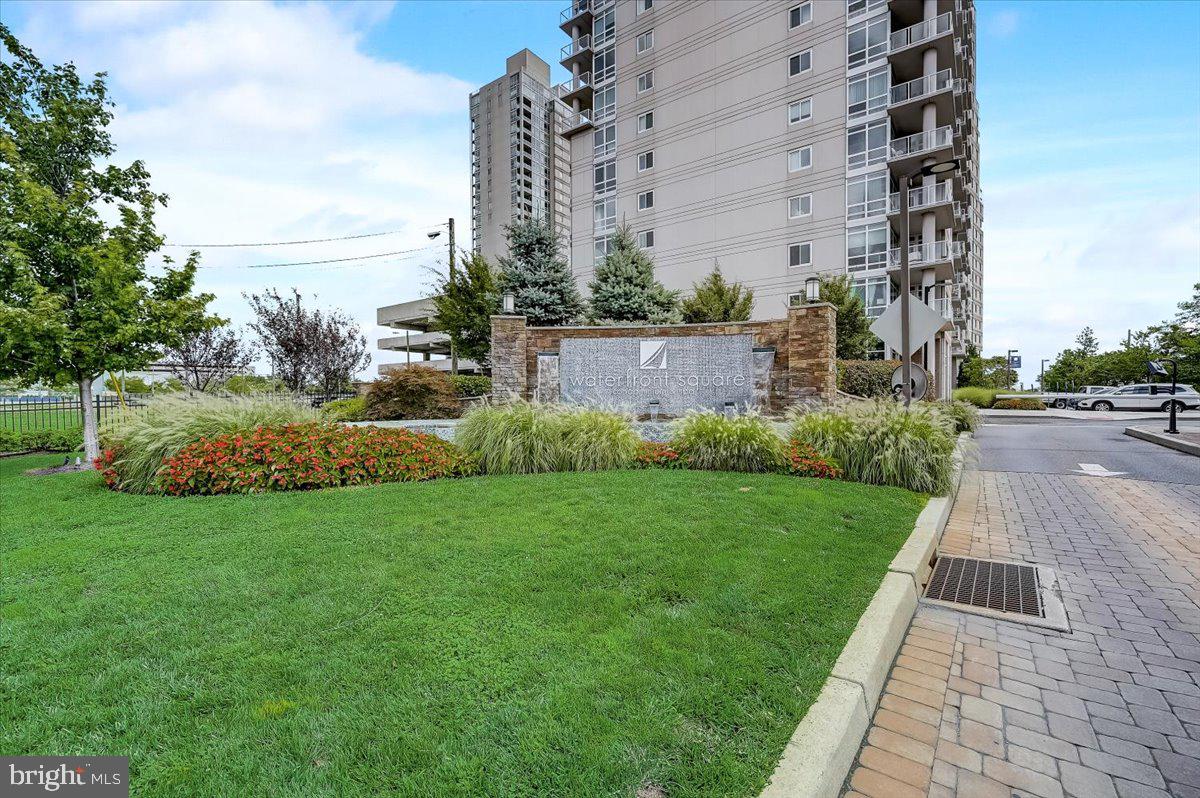 WATERFRONT SQUARE - Residential