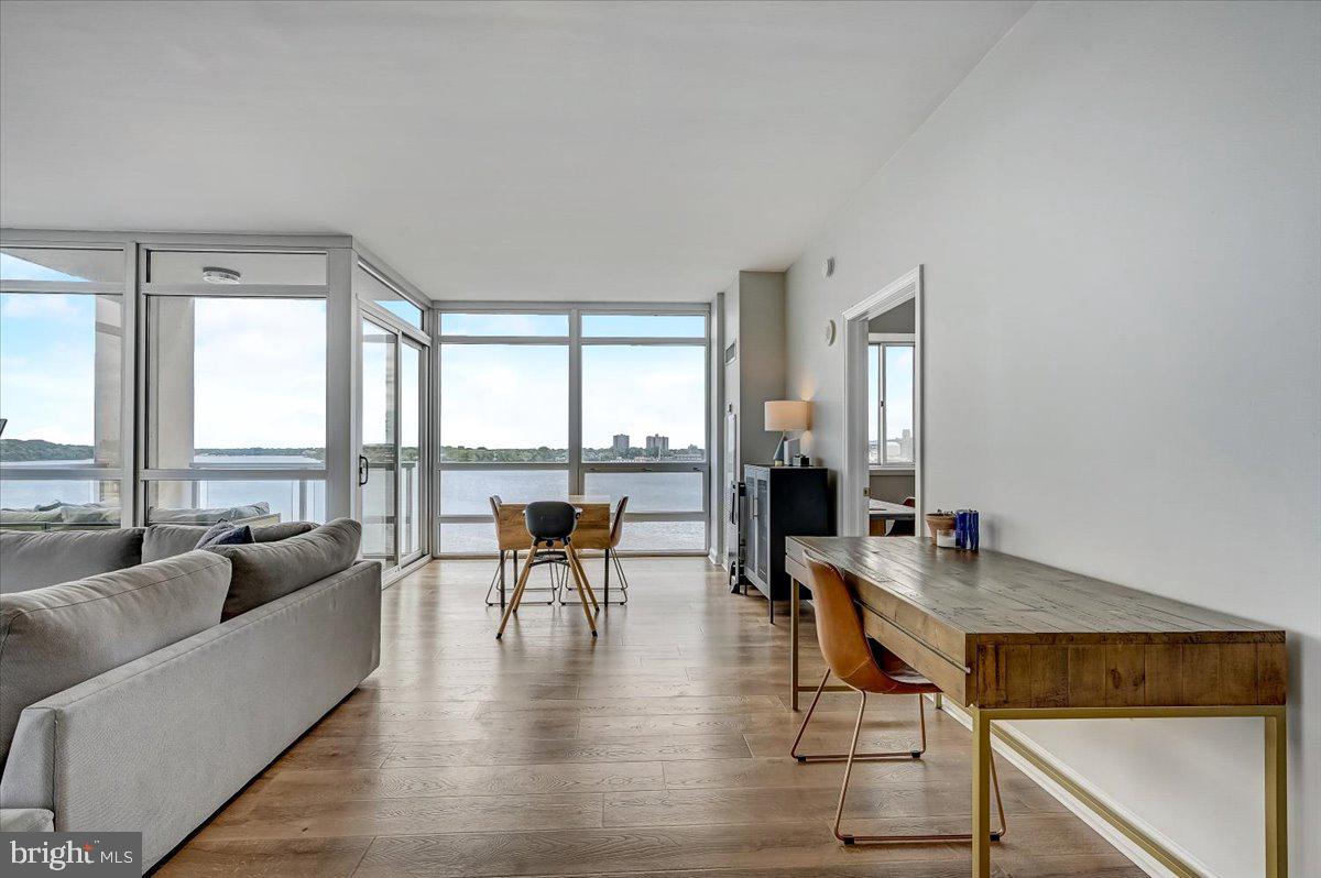 WATERFRONT SQUARE - Residential