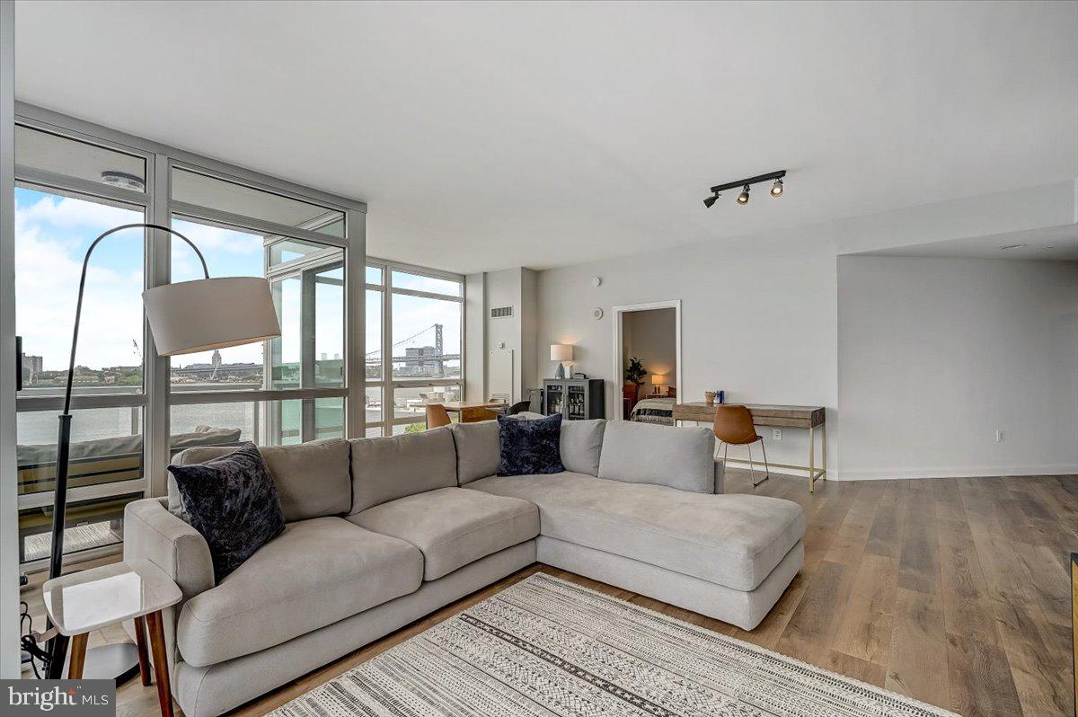 WATERFRONT SQUARE - Residential