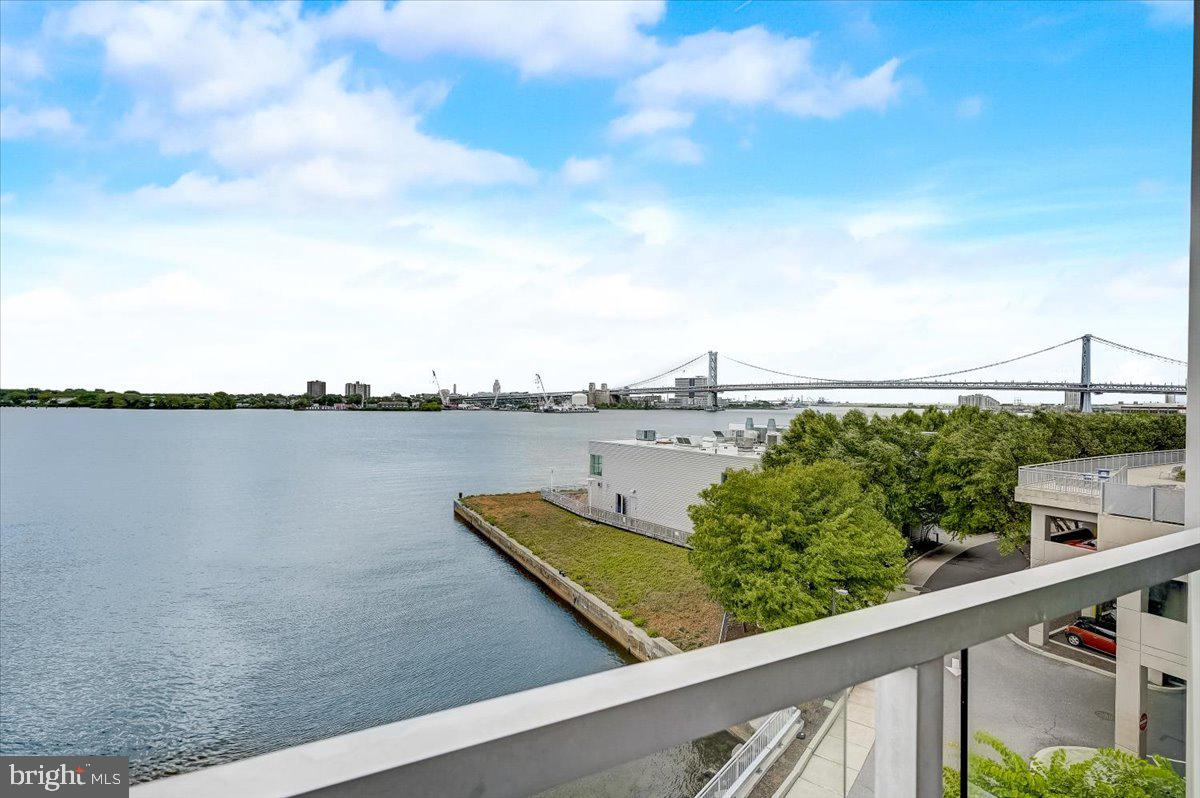 WATERFRONT SQUARE - Residential
