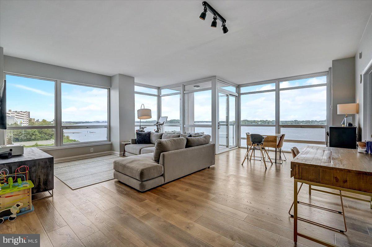 WATERFRONT SQUARE - Residential