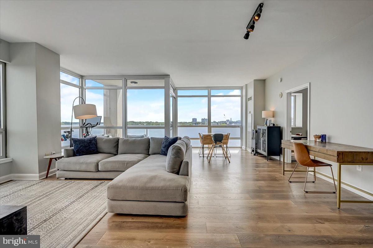 WATERFRONT SQUARE - Residential