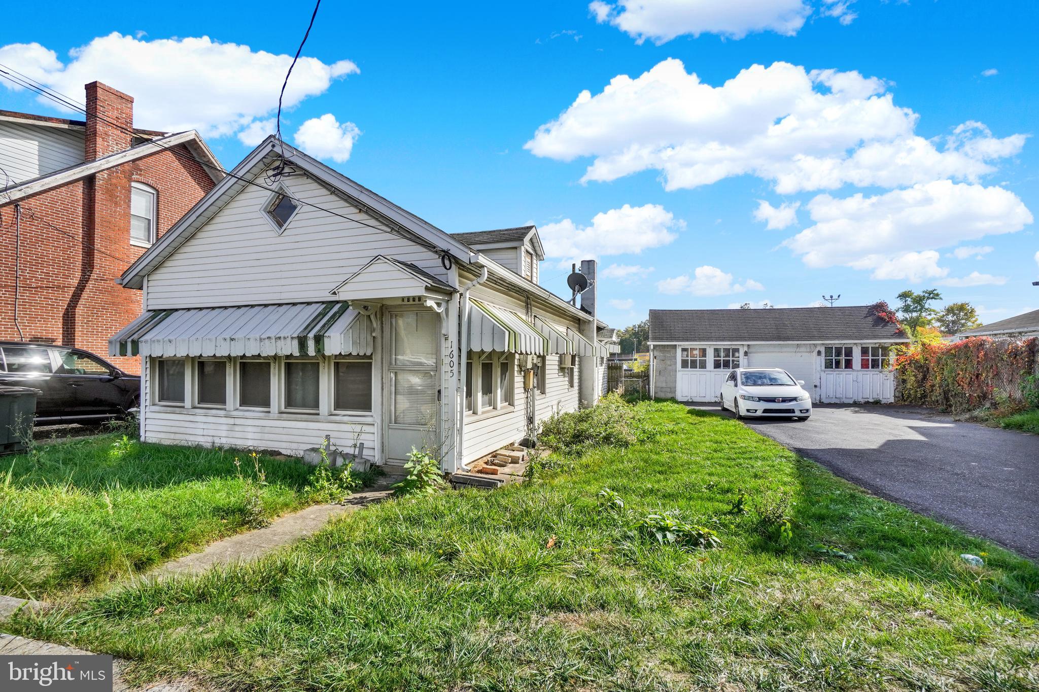 Main image without alt text