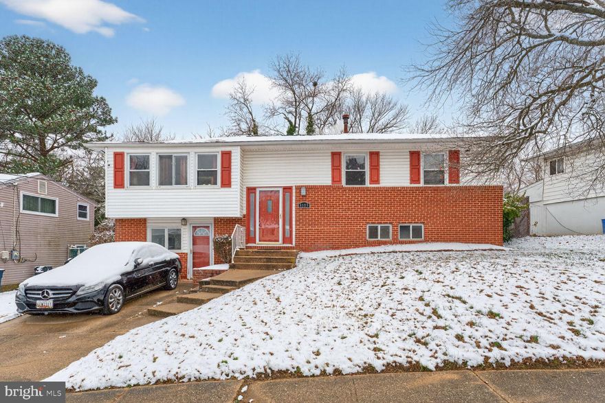 Beautifully maintained 3-bedroom, 2-full-bath split-foyer home in Fort Washington, MD, just minutes from National Harbor, shopping, dining, and major commuter routes.

This home offers a bright and open main level featuring hardwood floors, a spacious living area, and an eat-in dining space that flows into the kitchen. The kitchen provides ample cabinet space and overlooks the backyard, with direct access to the rear deck—perfect for outdoor entertaining.

The lower level includes additional living space ideal for a family room, recreation area, or home office, along with a full bath. Upstairs features generously sized bedrooms with great natural light and a second full bath.

Enjoy a large, fenced backyard with an elevated deck, ideal for relaxing or entertaining year-round. Driveway parking included.

Convenient location close to National Harbor, MGM, Old Town Alexandria, Washington, DC, and major highways.

Good credit required.