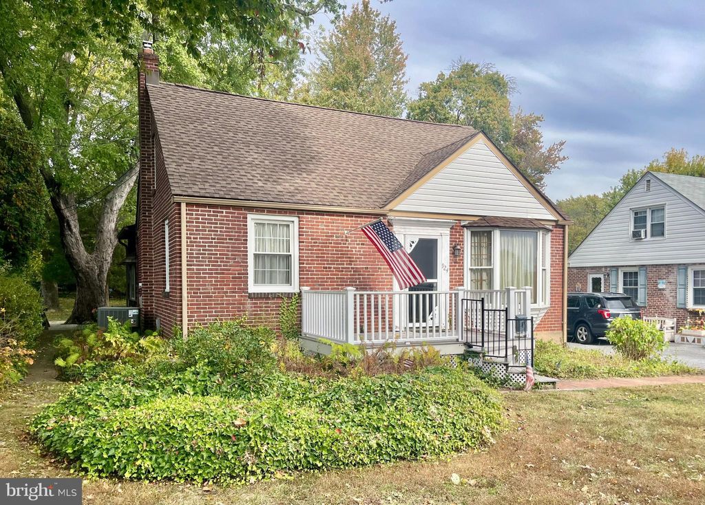 Photo of 924 Edgewood Avenue, FOLSOM, PA 19033 (MLS # PADE2102508)