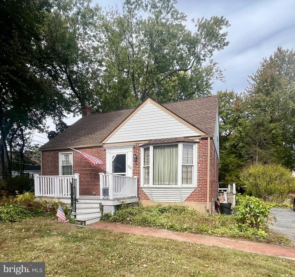 Photo of 924 Edgewood Avenue, FOLSOM, PA 19033 (MLS # PADE2102508)