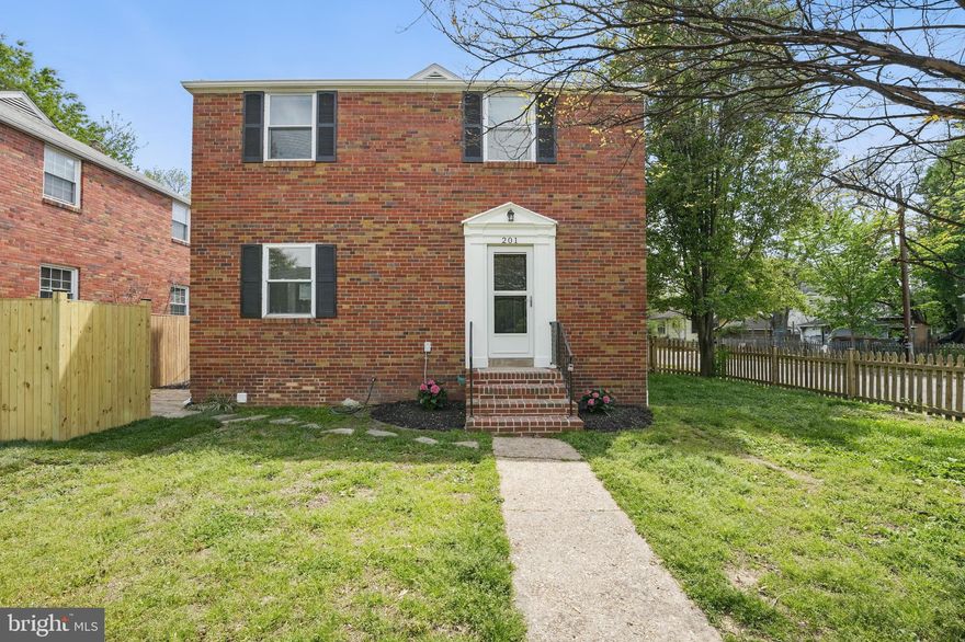 OPen House: Sunday May 18 3-4pm 
Beautifully updated red brick Colonial on corner lot, in the heart of Del Ray! 
3 level home with 2 bedrooms and 2 full bathrooms. Hardwood floors throughout. Beautiful new modern kitchen. Lots of natural light. Washer & Dryer in finished basement. Large fenced in yard.  Pets considered on case by case basis with $350 non-refundable deposit due at leasing.  Tenant pays electricity, gas & cable/internet.