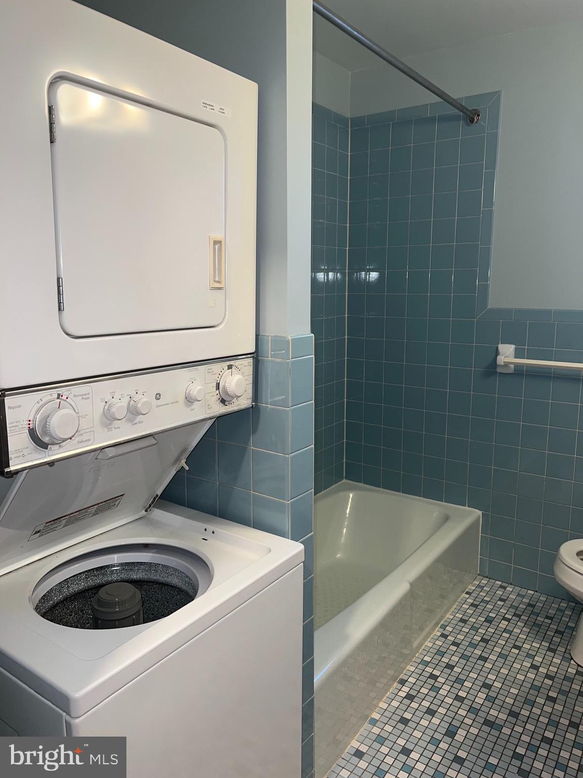 AVENUE OF THE ARTS - Residential Lease