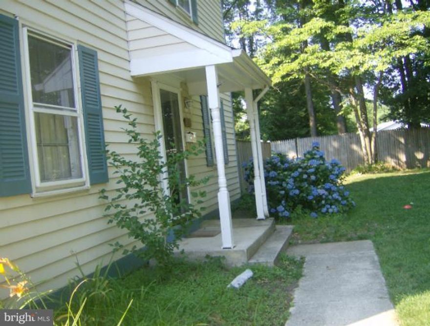 Buyer must pay condo fees lien of 15k. THREE LEVEL END UNIT TOWNHOUSE -  NEEDS WORK. MAY NOT QUALIFY FOR VA/FHA     THIRD PARTY APPROVAL REQUIRED - AS IS - BRING FLASHLIGHT - BUYER TO OBTAIN RESALE PACKET .