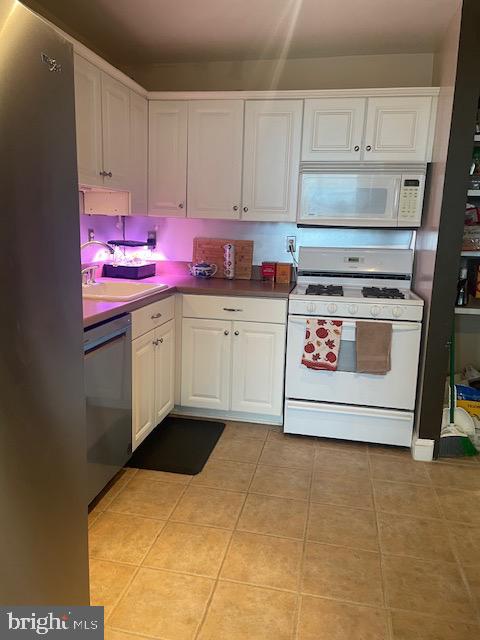 PROMENADE TOWERS - Residential Lease