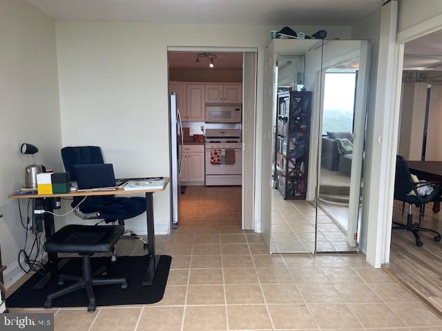 PROMENADE TOWERS - Residential Lease