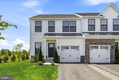 Townhouse For Sale - 22 Cinnamon Lane<br/> MOUNT LAUREL, NJ 08054
