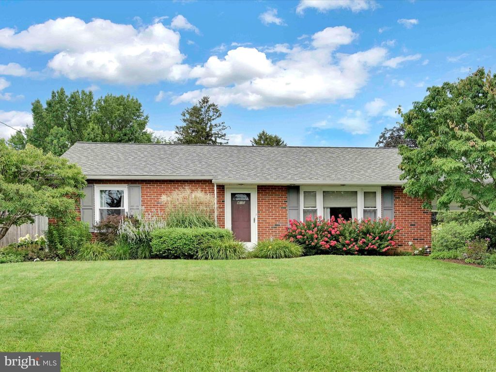 Photo of 415 Redwood Drive, LANCASTER, PA 17603 (MLS # PALA2073058)