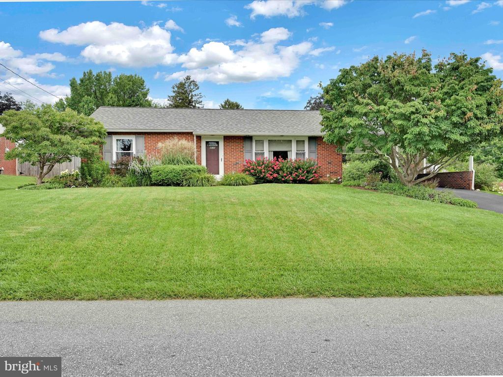 Photo of 415 Redwood Drive, LANCASTER, PA 17603 (MLS # PALA2073058)