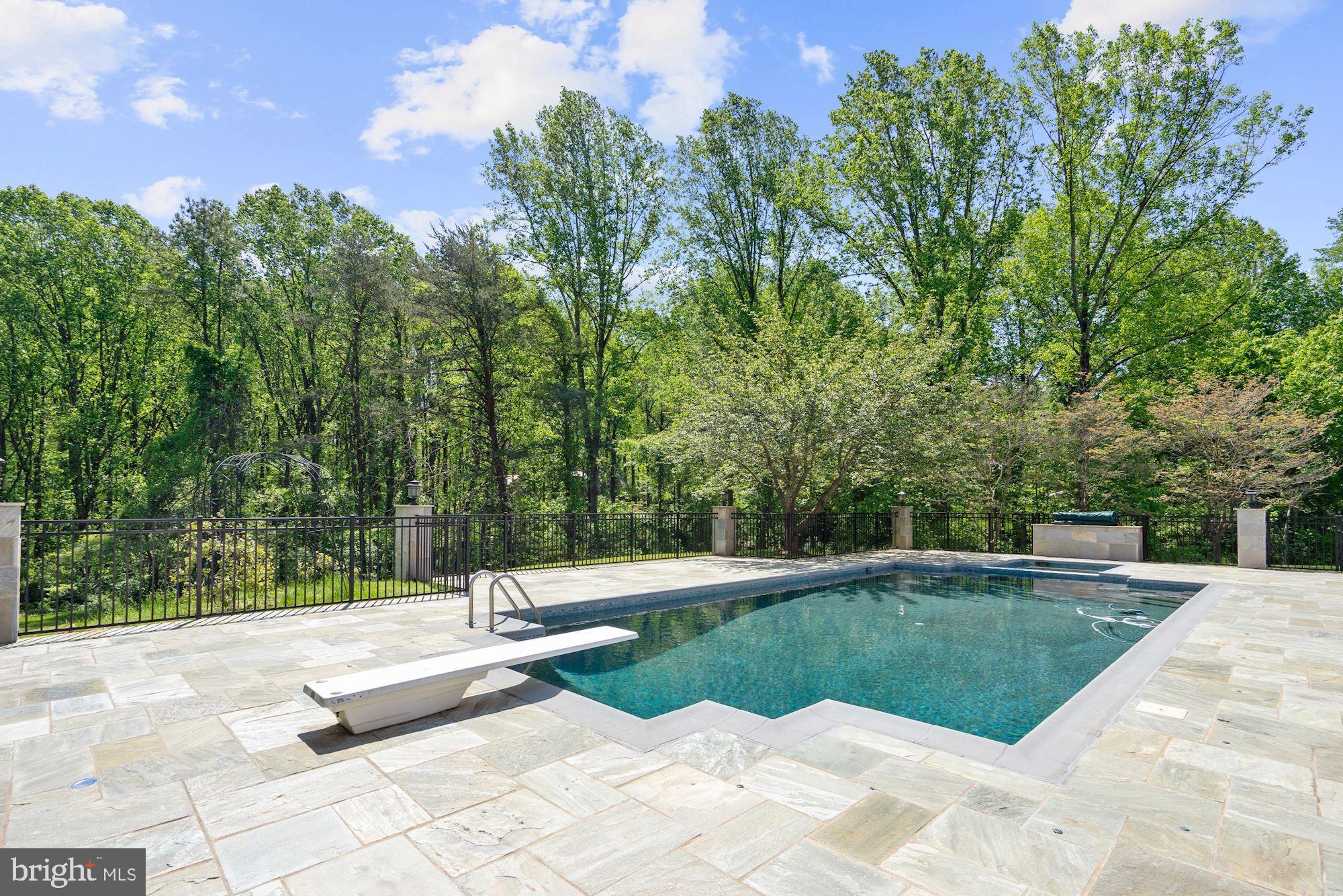 FOX HUNT RUN - Residential