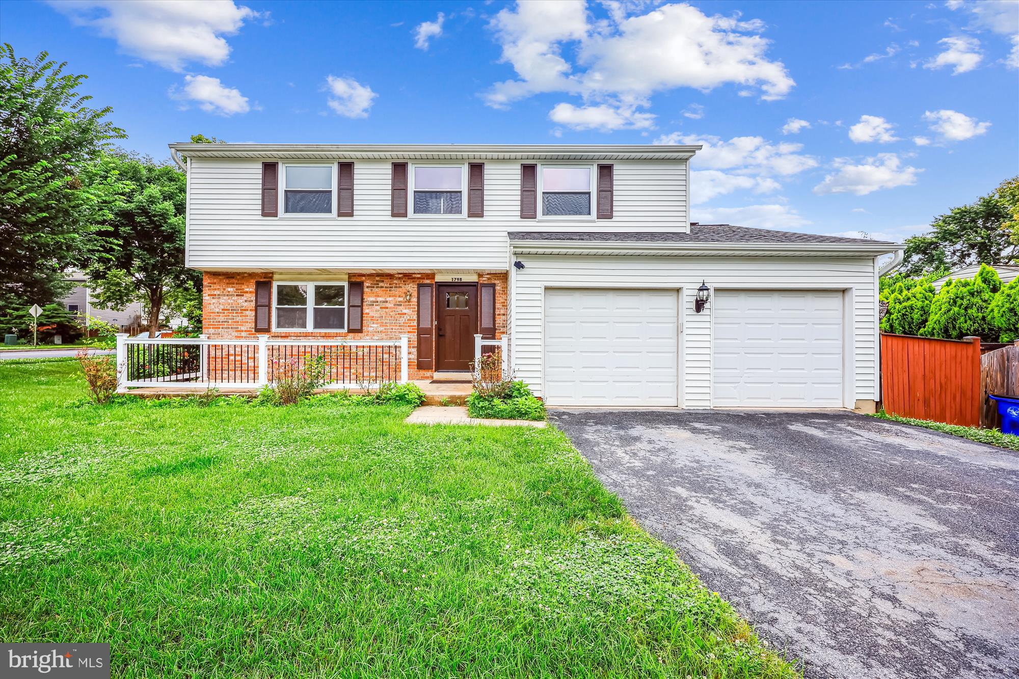 Welcome to 1798 Amber Ct! This 4 bedroom 2.5 bathroom single family home has been beautifully renovated from top to bottom. Brand new floors, kitchen, bathrooms, fireplace, etc! The home features an open first floor, a 2 car garage and a fenced in yard with a pool! This home has it all, do not wait to make this house your home!!
OWNER IS DOING A 1031 EXCHANGE AND REQUESTS LAKESIDE TITLE COMPANY TO CONDUCT SETTLEMENT