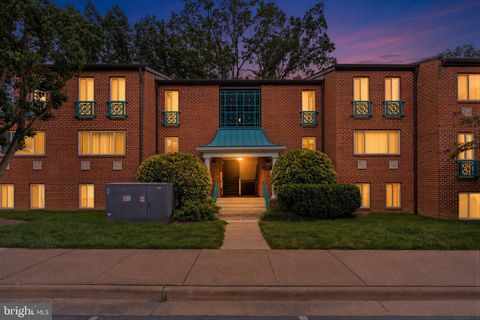Photo of 11811 Breton Court #22-D, RESTON, VA 20191 (MLS # VAFX2330828)